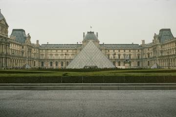 Louis Vuitton inaugura la Semana de la Moda masculina desde el Louvre