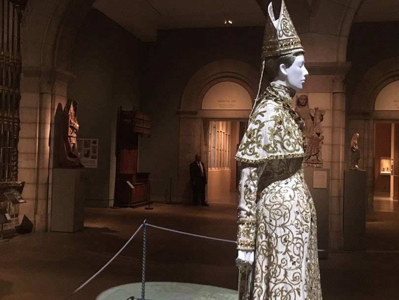 Kritik: Heavenly Bodies; Fashion and the Catholic Imagination