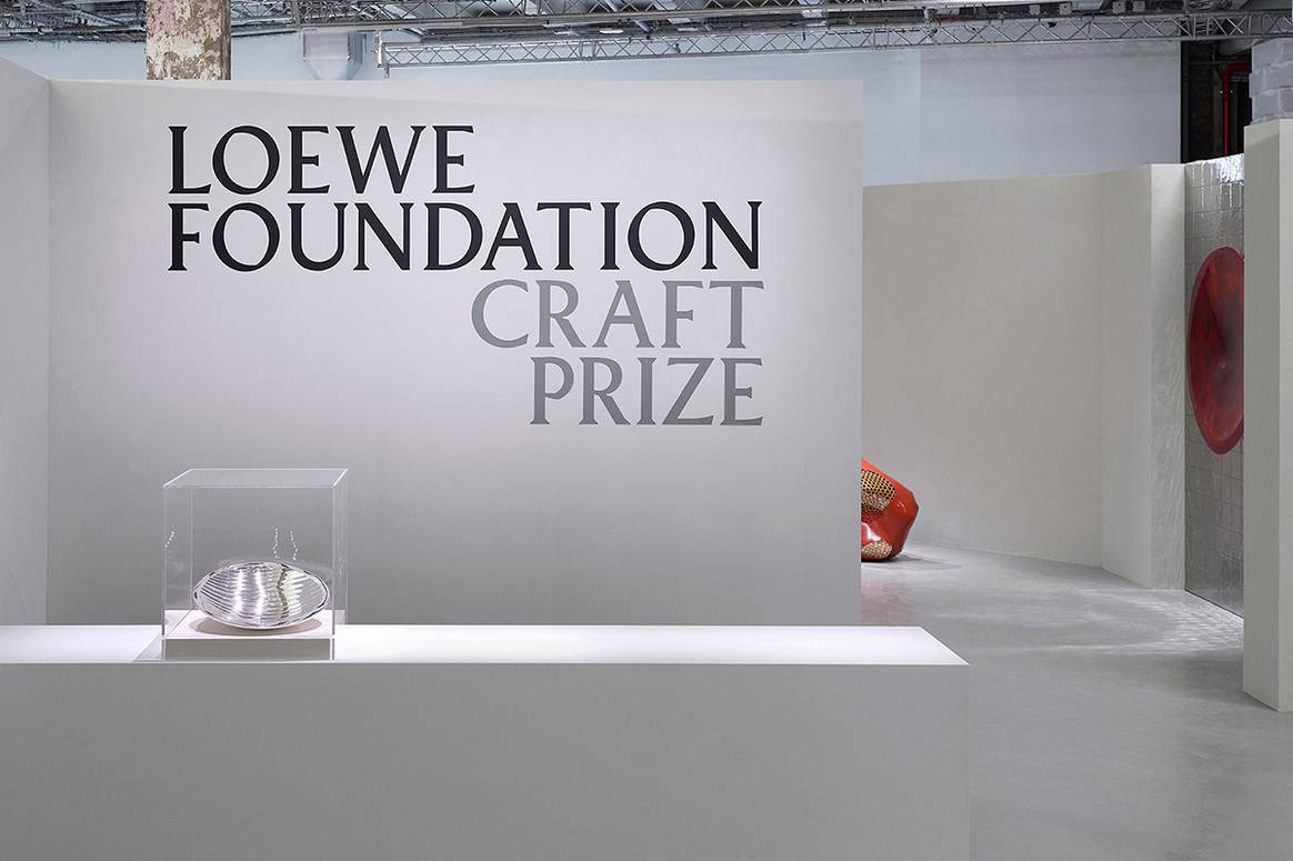 Exposición de piezas finalistas y del trofeo del Loewe Foundation Craft Prize.