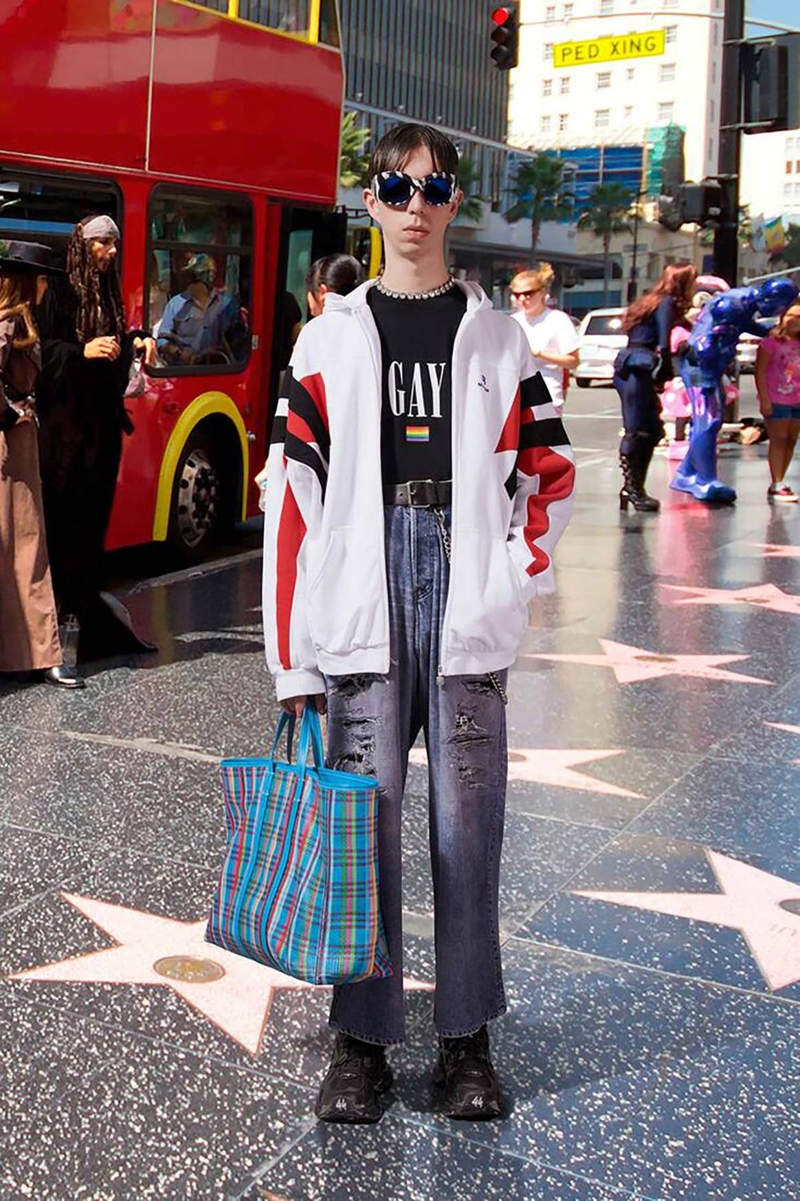 La vuelta al mundo de Balenciaga en 58 “looks” inclusivos, sostenibles y unisex