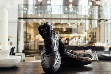 Nieuwe schoenen van Svnty voor restaurant The Jane