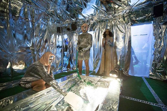 Maison the Faux houdt spiegel voor aan publiek Amsterdam Fashion Week