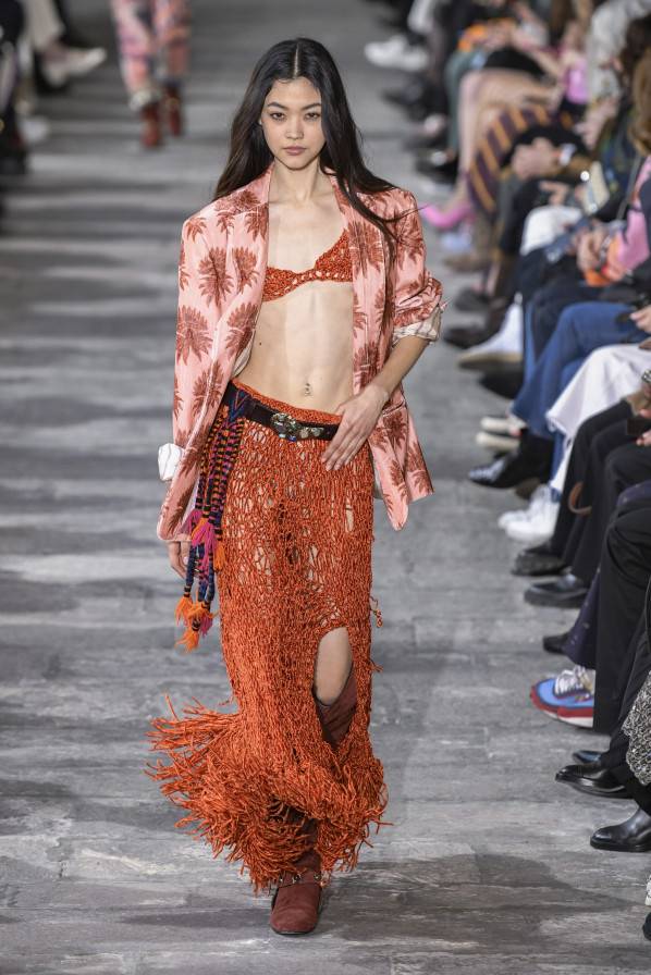 Burnt orange, ofwel gebrand oranje, gespot op de catwalk bij Etro. Beeld: Etro AW22 via Catwalkpictures.com