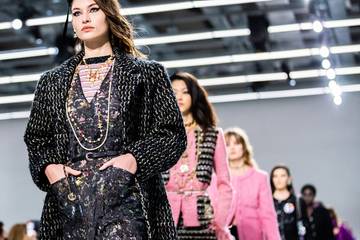 Grafitis y sudaderas de tweed: Chanel enciende su savoir-faire en su última colección Métiers d’art