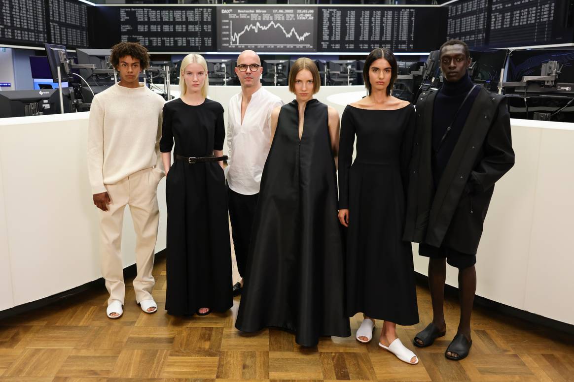 Designer René Stock im Handelssaal der Frankfurter Börse mit Looks aus der Resort-Kollektion 2023. Bilder: René Storck/ Fashion Council Germany