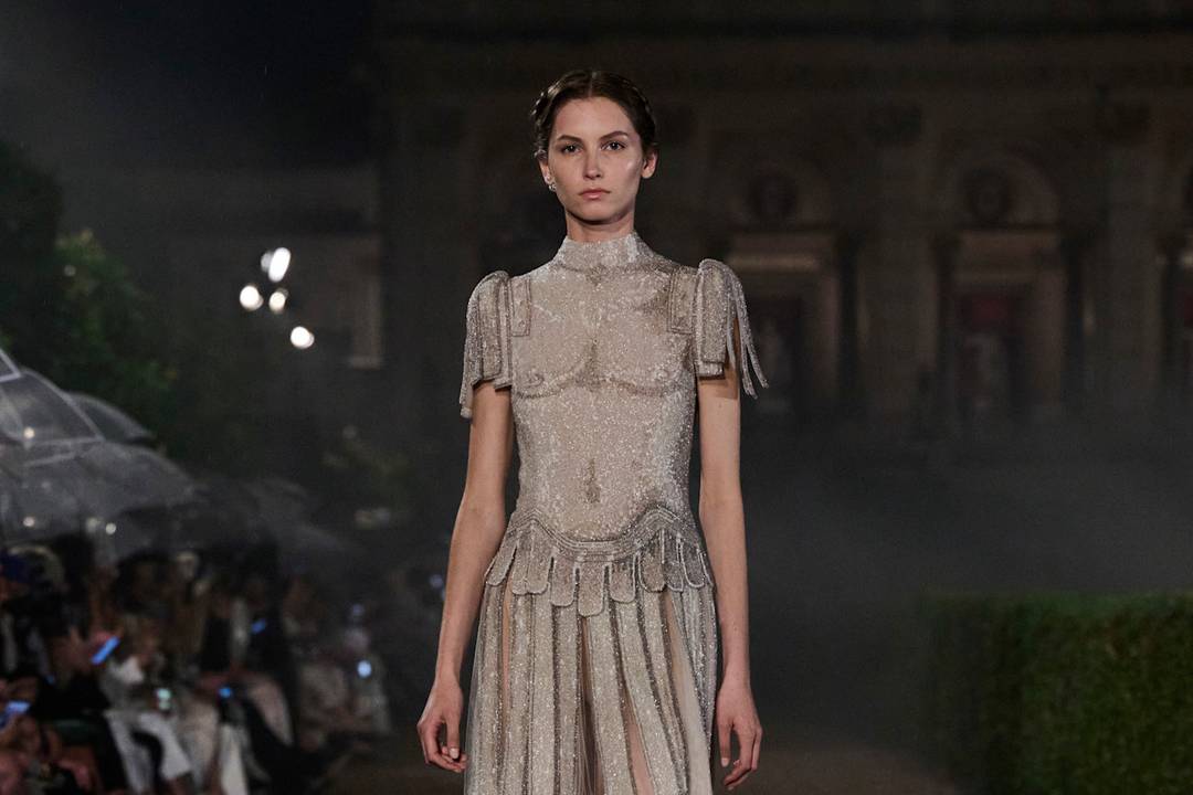Dior Cruise 2026-show (look 80) geïnspireerd op de Romeinse tijd.