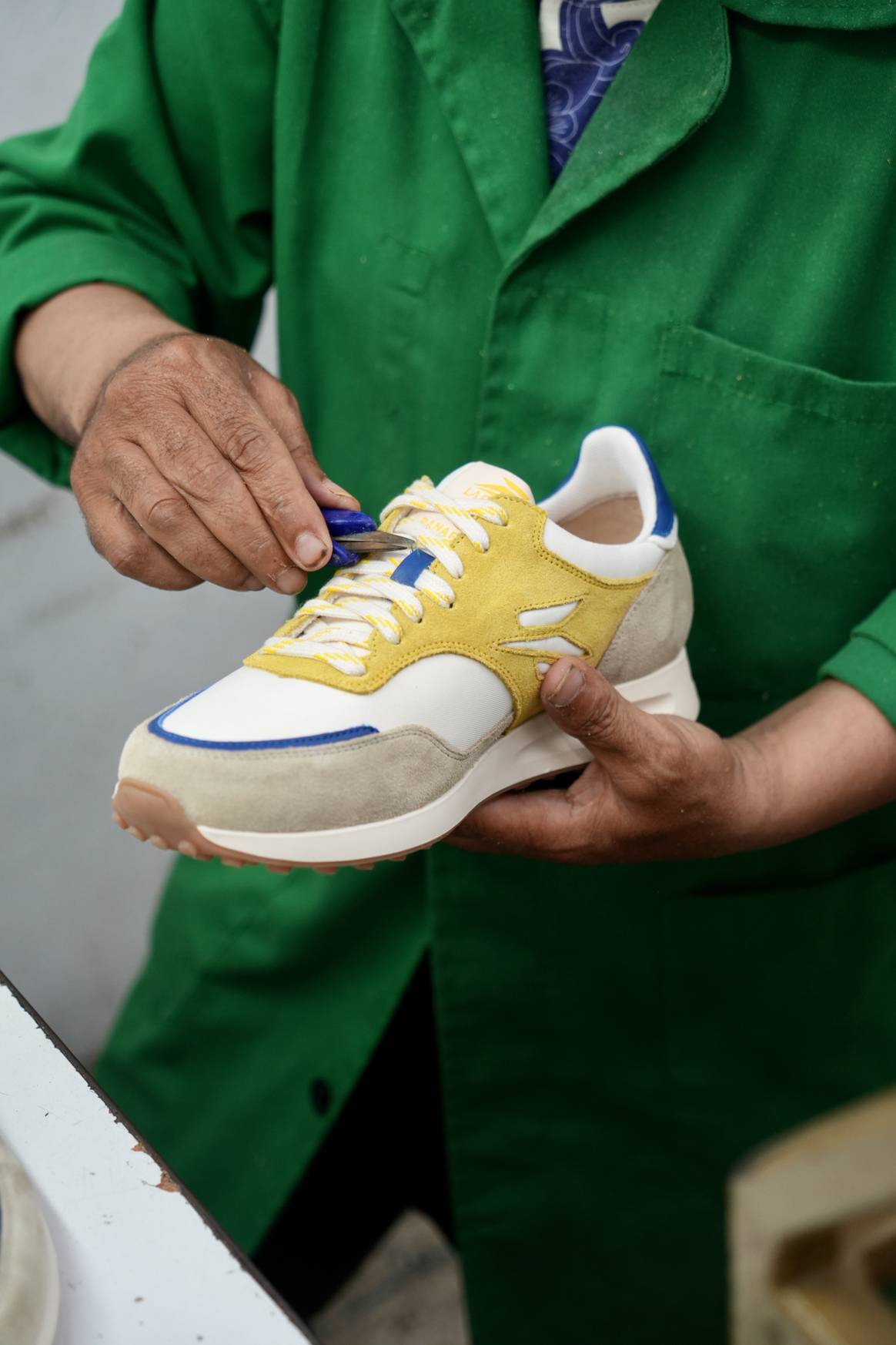 Conçues à partir de matières recyclées et naturelles, les baskets sont fabriquées artisanalement à Casablanca.