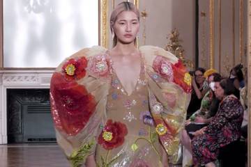 Vídeo: Rahul Mishra FW22 en la Semana de la Alta Costura de París