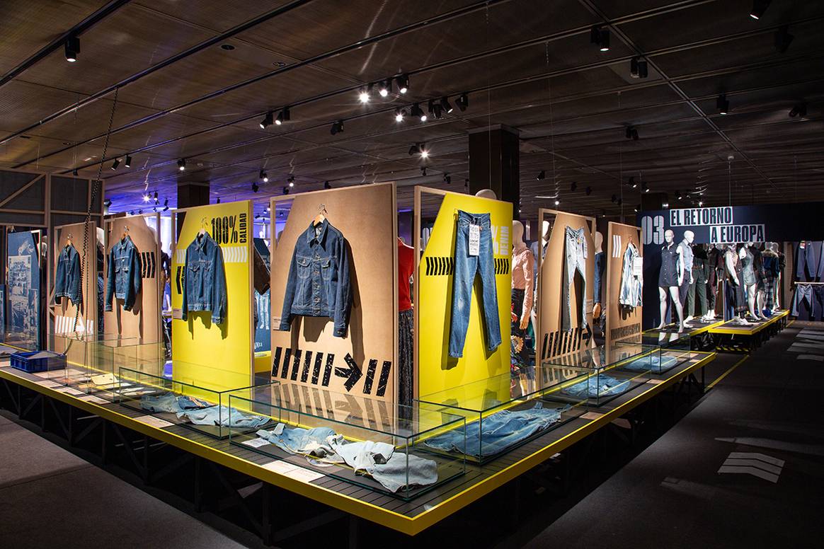 Vista de la exposición temporal “Jeans, de la calle al Ritz”, en el Museo del Traje de Madrid hasta el 17 de marzo de 2023.