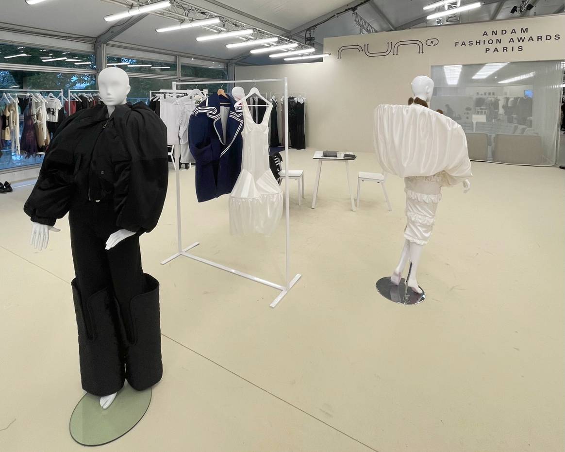 Éponyme sur le showroom Run