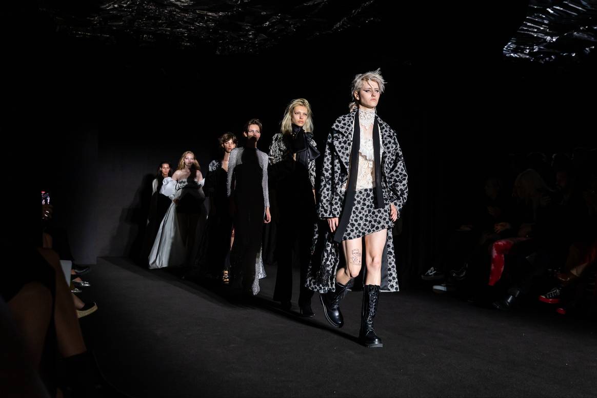 Imagen de la colección Black Gofrado de Yolancris en 080 Barcelona Fashion, por cortesía de la organización