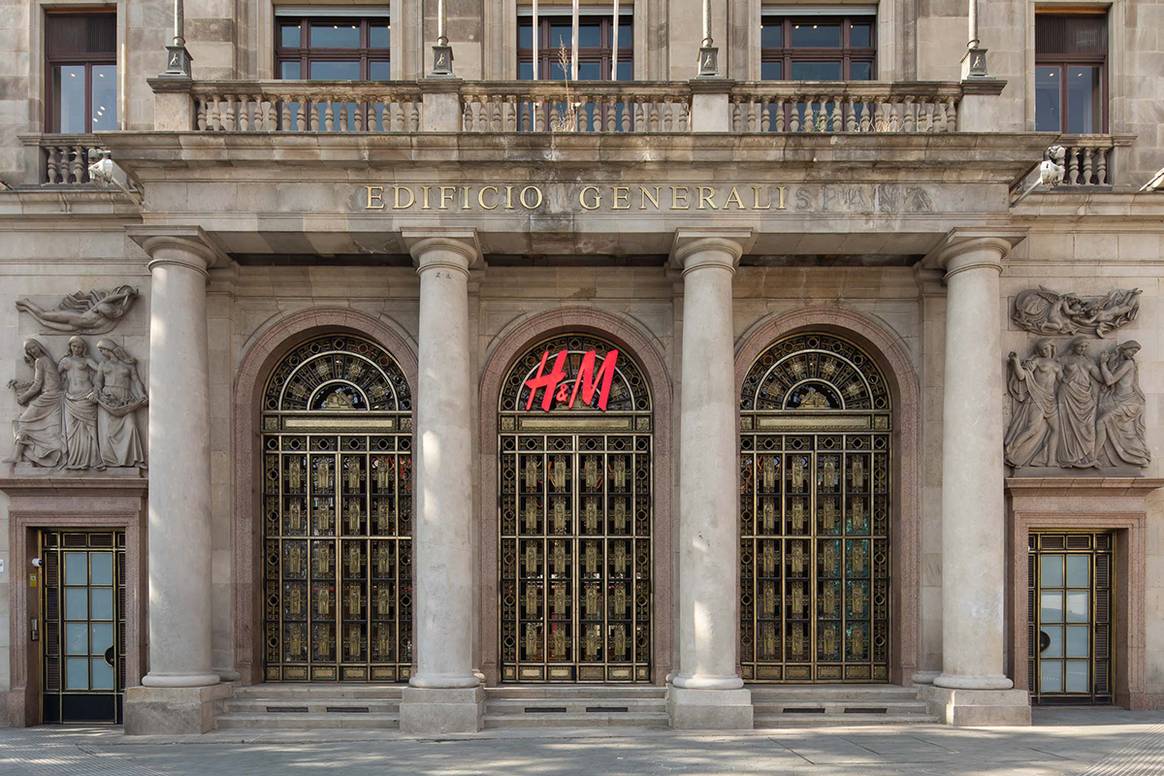 Photo Credits: Exterior de la renovada tienda de H&M en el Paseo de Gracia de Barcelona. Fotografía de cortesía.