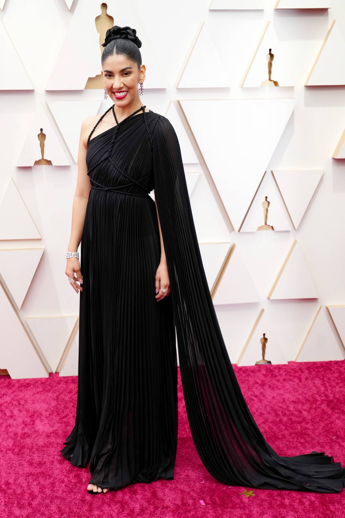 Stephanie Beatriz luce un vestido de Dior. Imagen: Dior