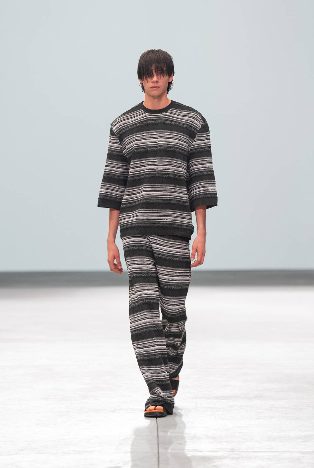 La marca jugó con looks completos en donde la textura jugaba con patrones creando un dinamismo visual en las prendas.