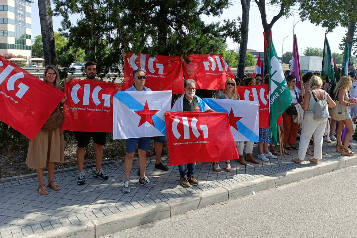 Créditos: Concentración organizada por los sindicatos provinciales ELA, CIG y OSTA en Madrid con motivo de la constitución de la mesa del convenio colectivo estatal del sector del comercio textil y del calzado. CIG.