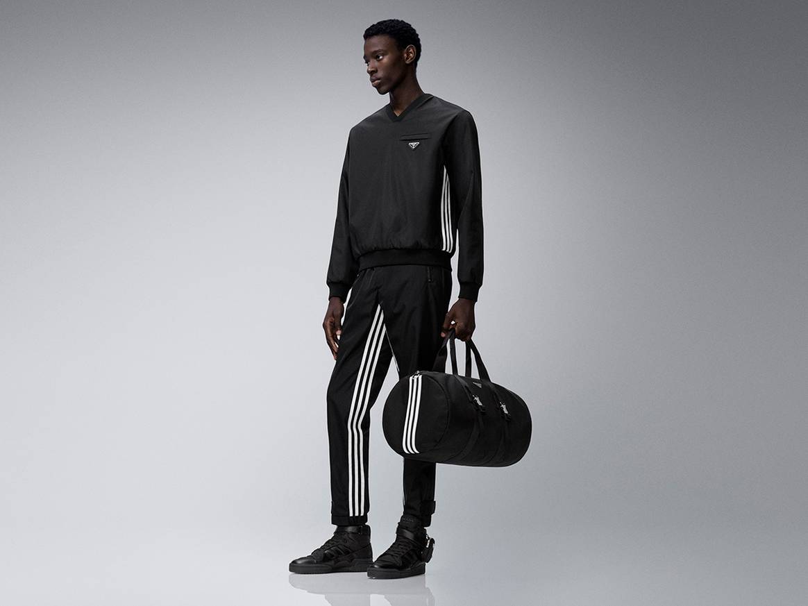 Photo Credits: Colección colaborativa de Prada y Adidas fabricada a partir de la fibra sostenible Re-Nylon de Prada. Adidas, fotografía de cortesía.