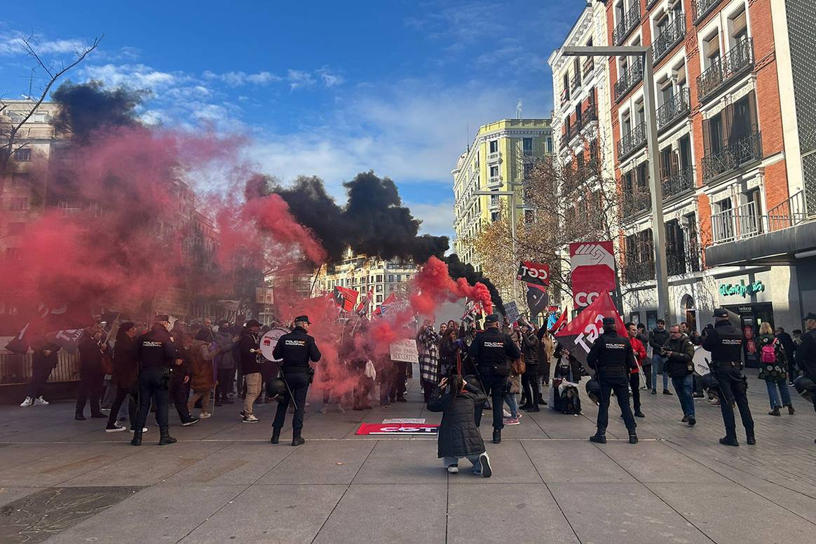 Manifestación de trabajadores de El Corte Inglés a las puertas del centro de Goya el 7 de enero de 2025.