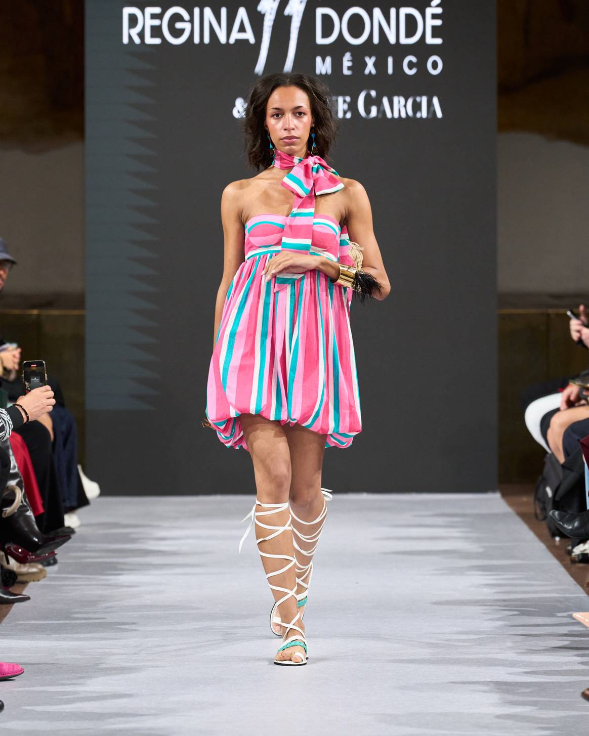 La diseñadora jugó con distintos estilos, pero aún en los vestidos cortos, el volúmen no faltó.