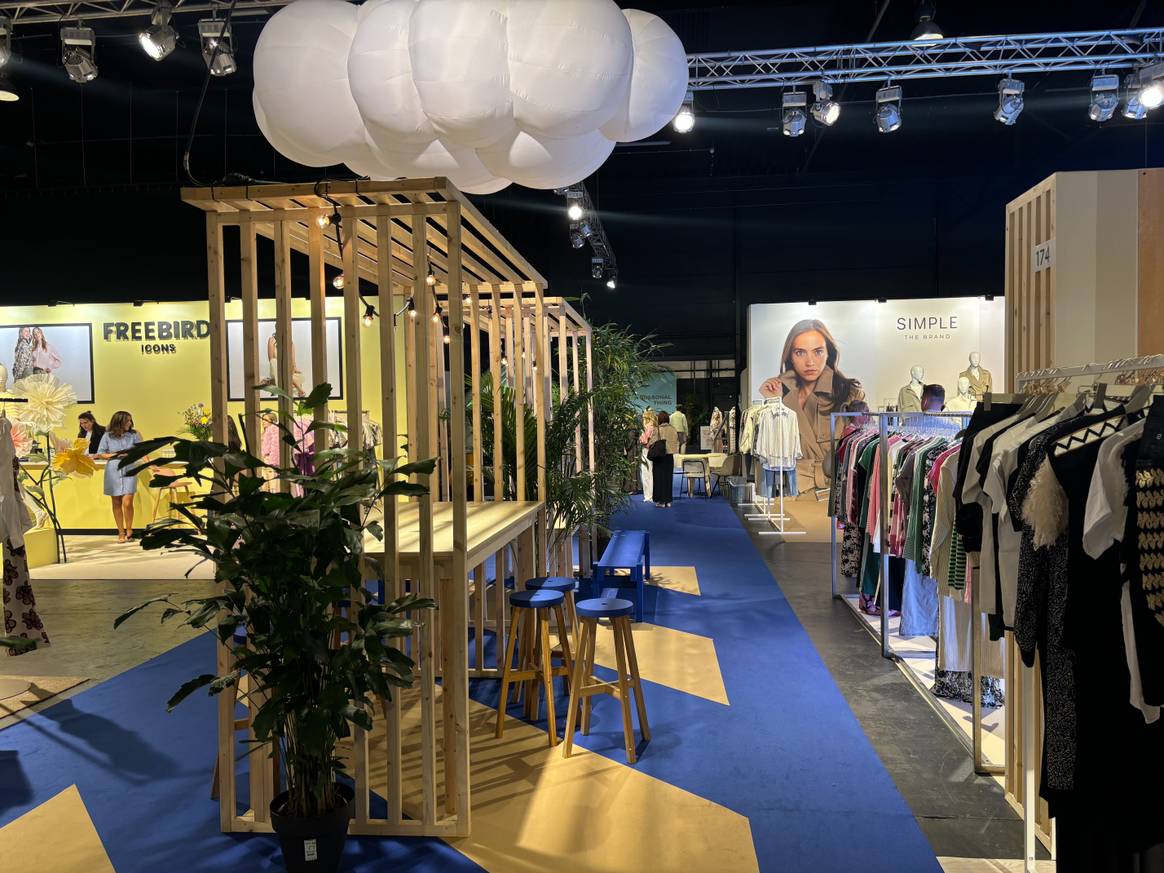 Eetplekken tussen de stands in op de beursvloer 'The Studio'