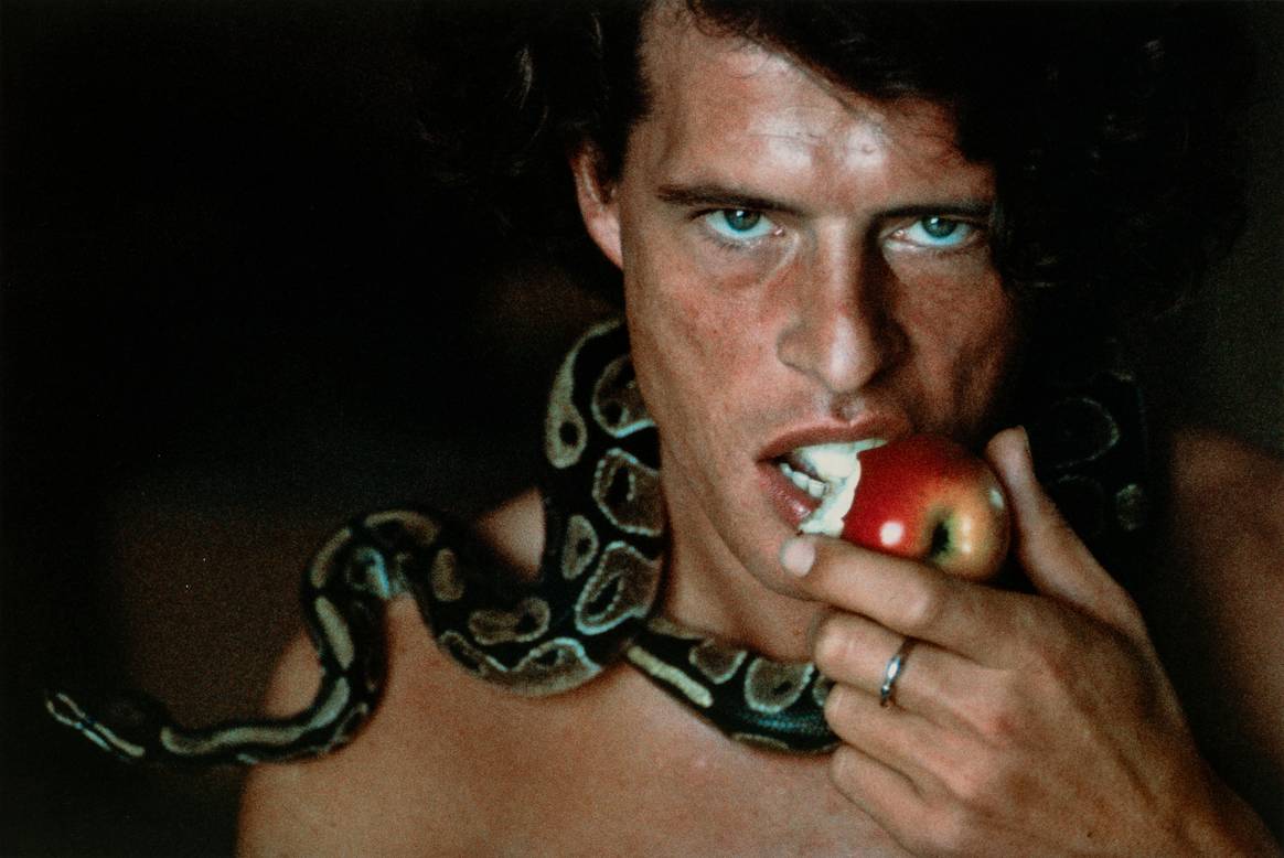 Live Necklace, Bernd Nolting, Titelfotografie für "Mann oh
Mann! Ein Vorschlag zur Emanzipation des attraktiven Mannes", 1976. Bild:
Charlotte March, Deichtorhallen Hamburg/ Sammlung Falckenberg