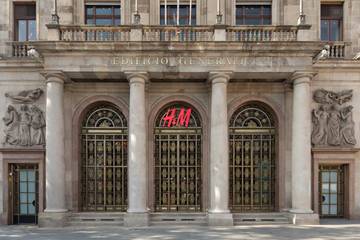 H&M reports flat Q2 sales