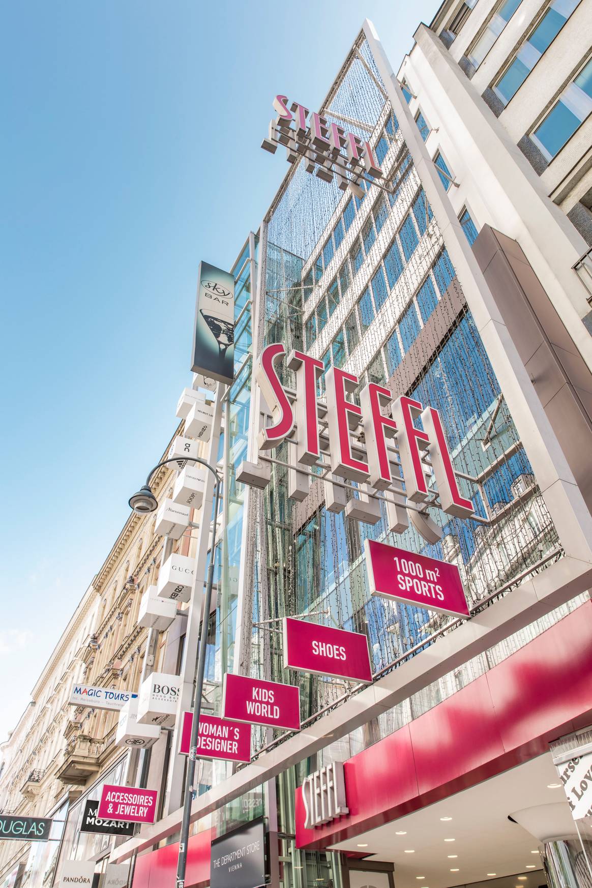Steffl bevindt zich op een centrale locatie aan de Weense winkelstraat Kärntnerstraße.