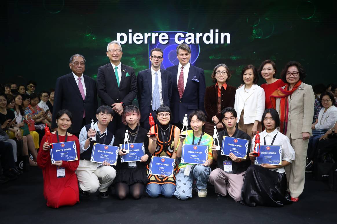 Représentants de la Fédération textile de Taïwan et de Pierre Cardin avec les finalistes du Young Designer Award Taipei 2024.