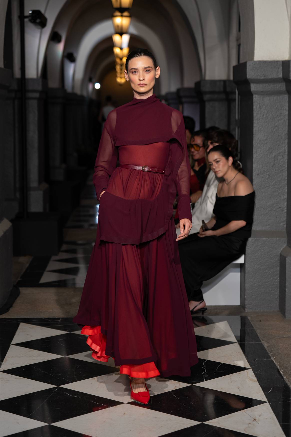 Además del blanco y negro, la colección mostró algunas prendas con tonos elegantes y profundos como este look total en burgundy.