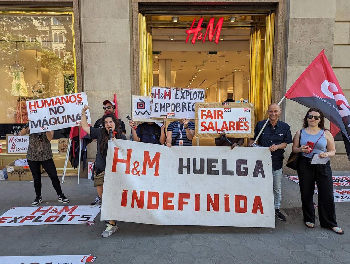 Trabajadores de H&M frente a las puertas de la tienda de la cadena en el paseo de Gracia de Barcelona (España).