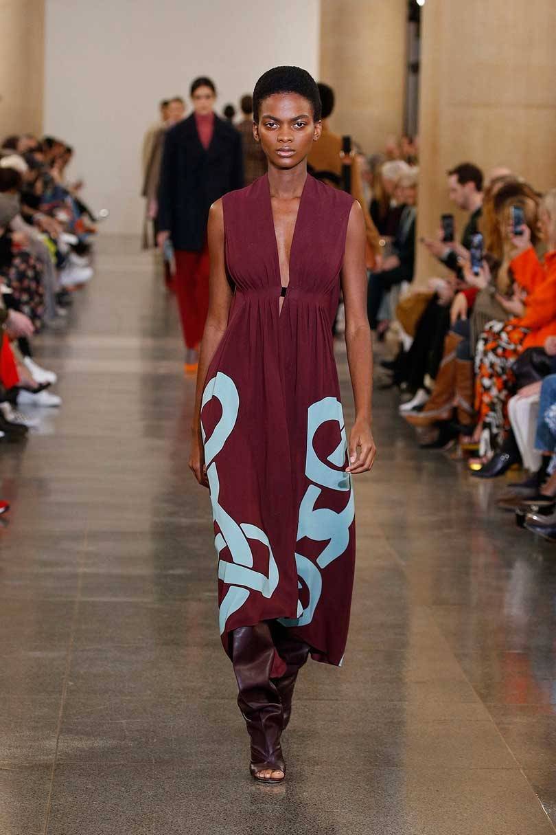 Victoria Beckham goes 'retro' at London Fashion Week show