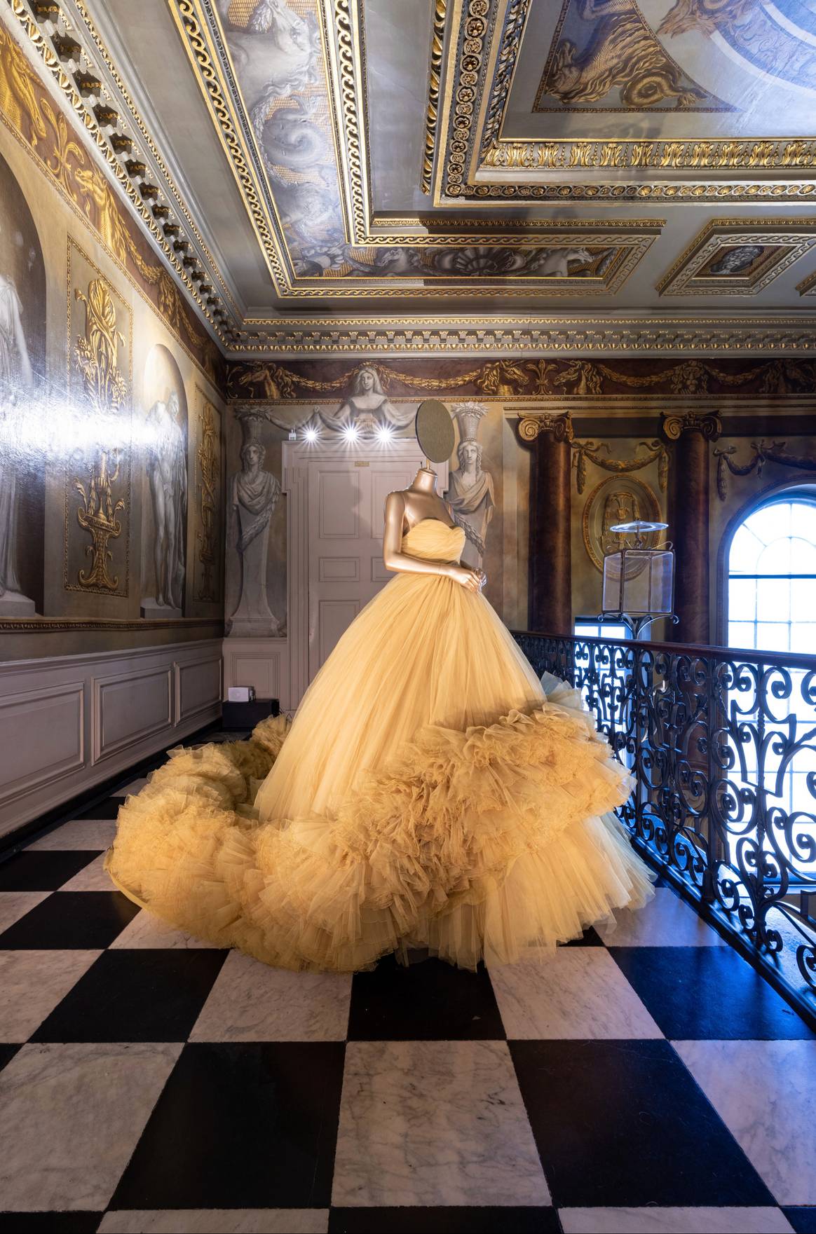 Foto: Historic Royal Palaces; Crown to Couture tentoonstelling