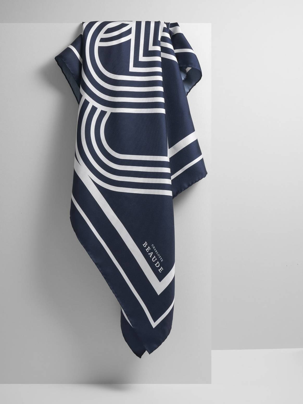 Foulard 85 x 85, Skye Blue, 165 euro  

Beschikbaar op charlotte-beaude.com