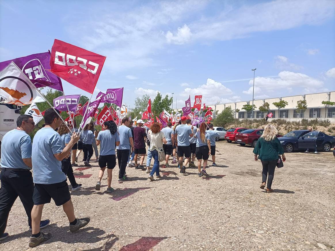 Photo Credits: Trabajadores de Plataforma Logística Meco, filial de Inditex, durante las concentraciones convocadas el 25 de mayo de 2023 frente a las instalaciones del centro logístico. CCOO, SLTM y UGT Inditex Meco.