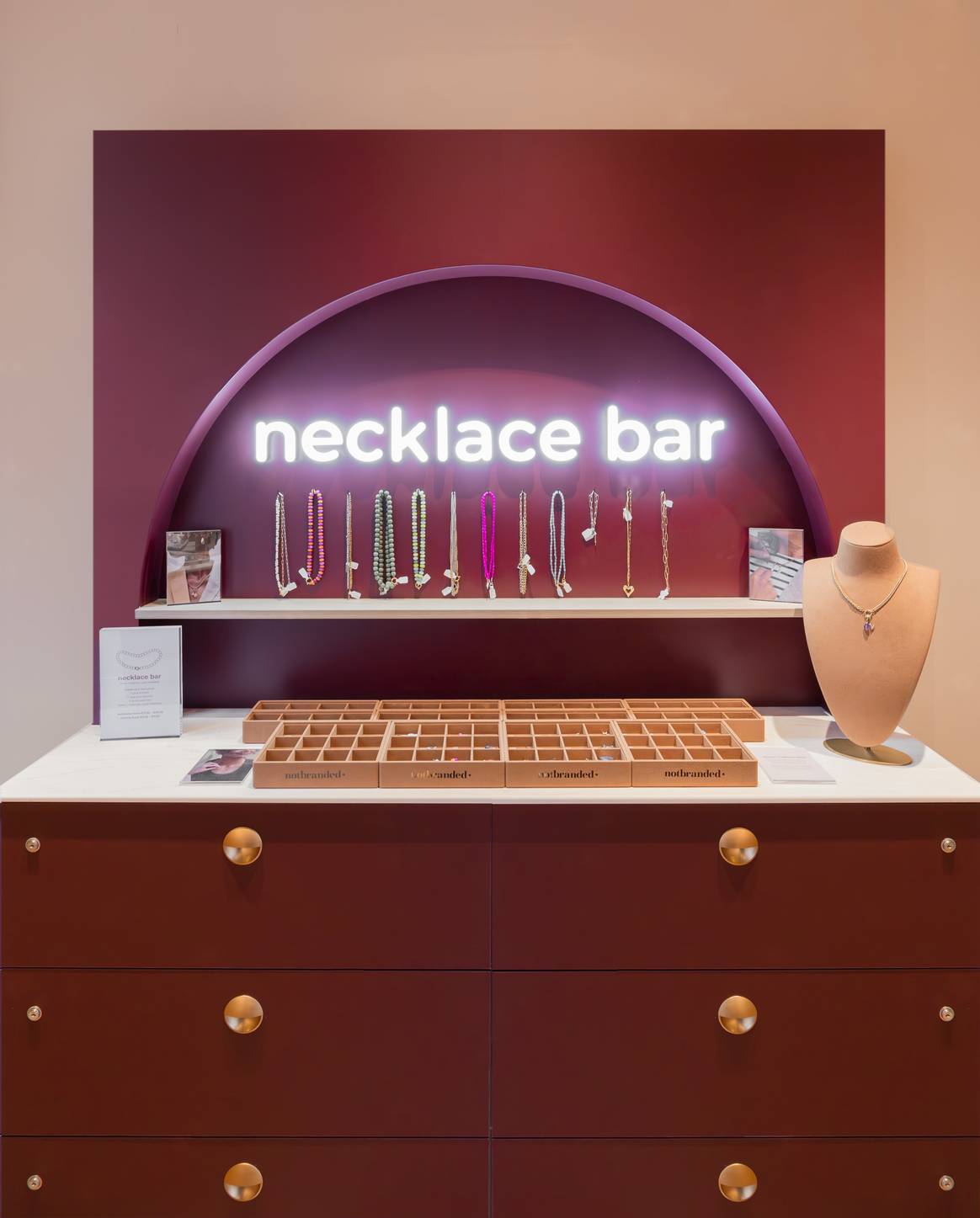 De necklace bar waar bezoekers hun eigen ketting kunnen samenstellen.