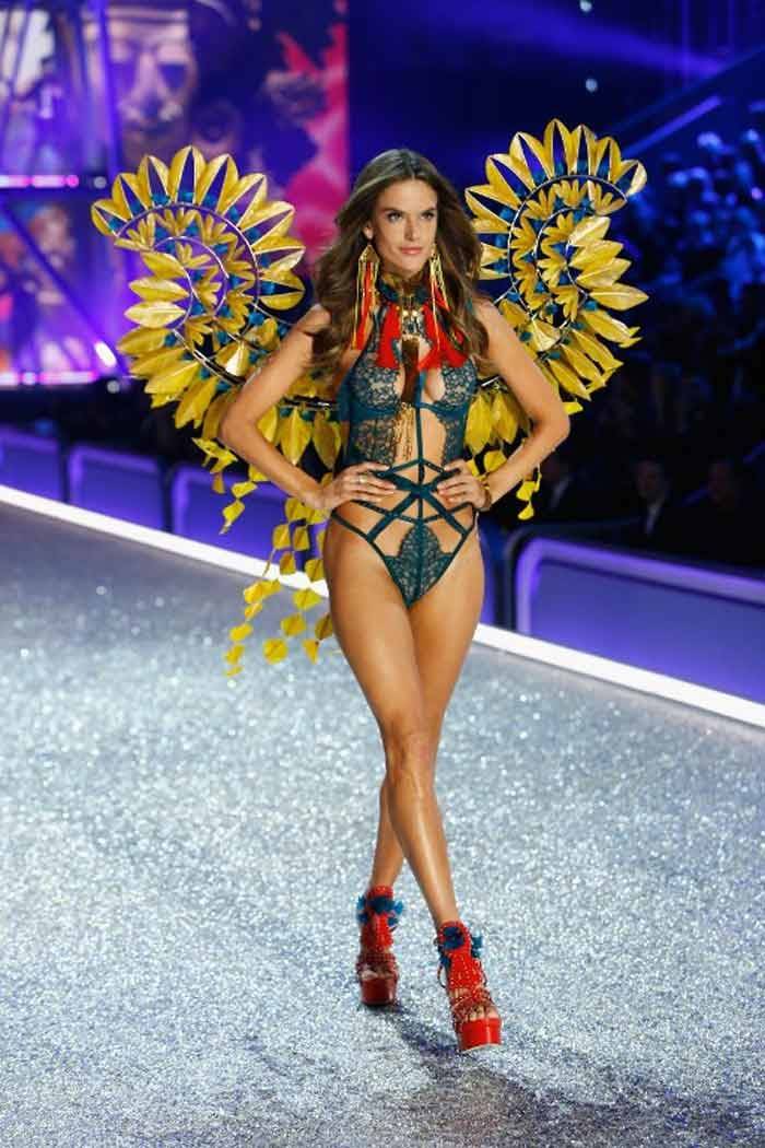 In beeld: de Victoria's Secret Fashion Show 2016 in Parijs
