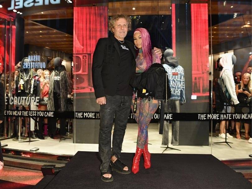 Diesel crée le buzz à Milan avec Nicki Minaj pour présenter sa collection "Hate Couture"