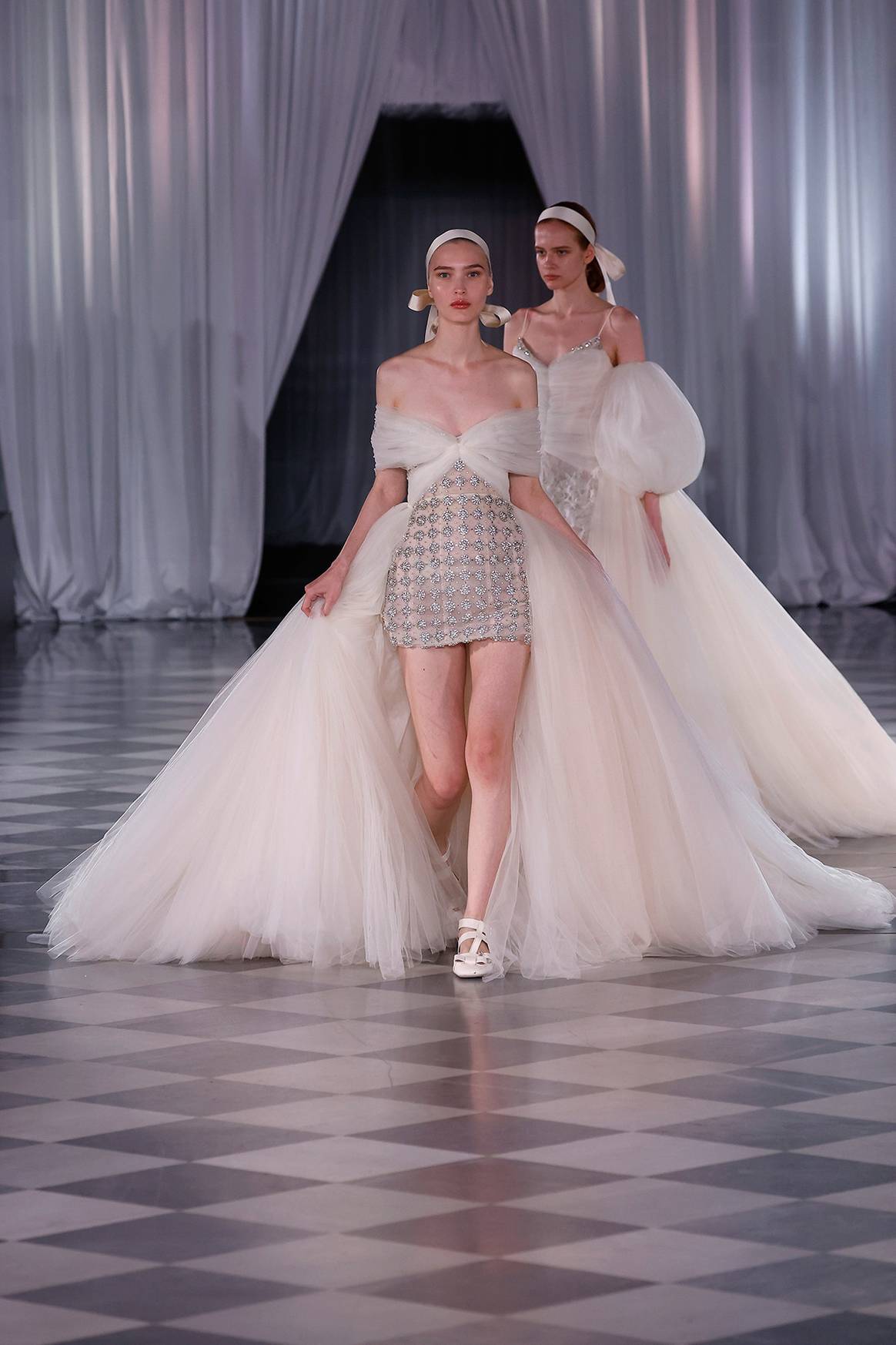 Desfile de Giambattista Valli en la “Bridal Night” de la Barcelona Bridal Fashion Week de abril de 2024.