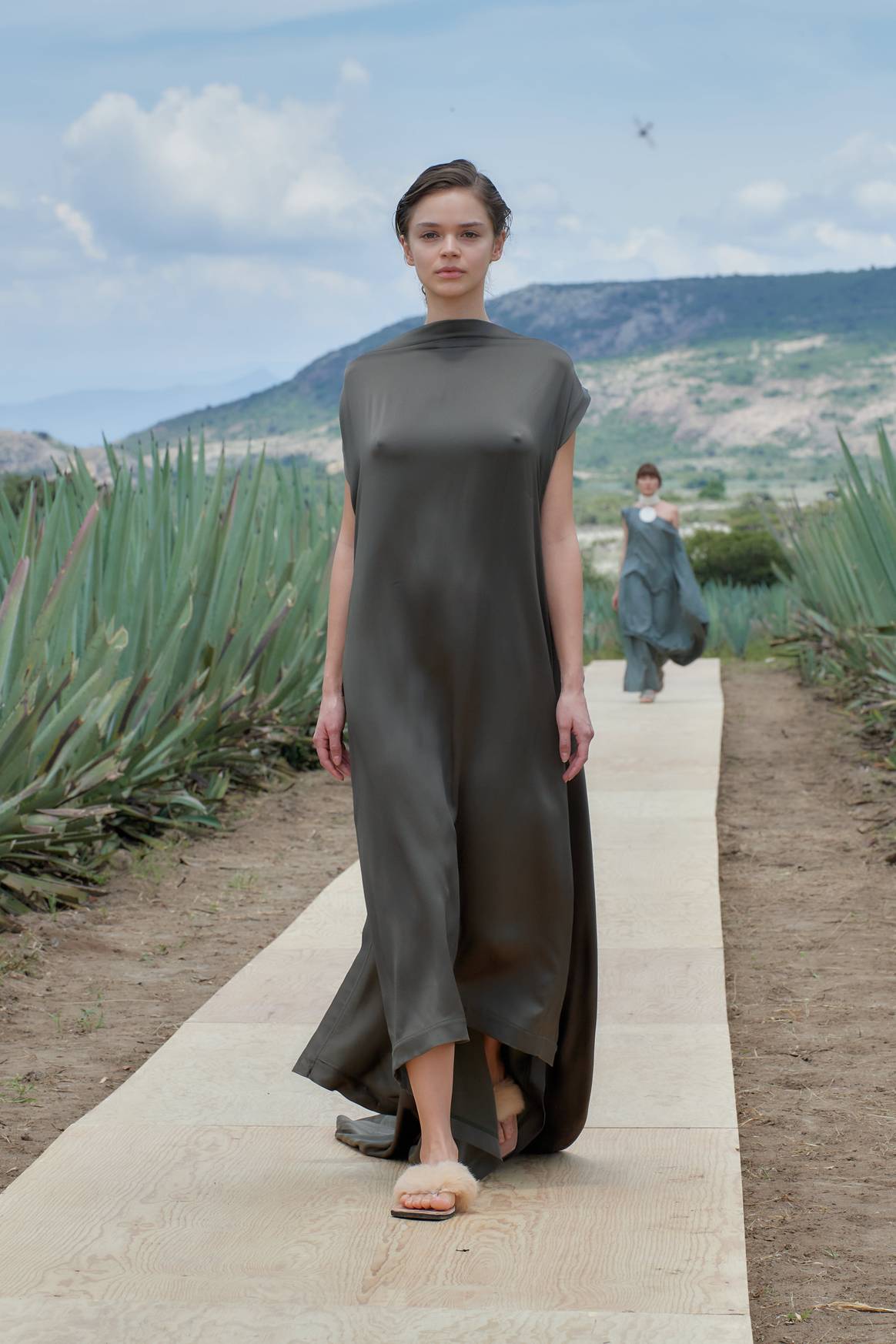 Vestidos largos lisos al frente, pero con pronunciados escotes en la espalda