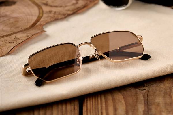 Luís Figo presenta a Firenze una capsule di occhiali con Lozza