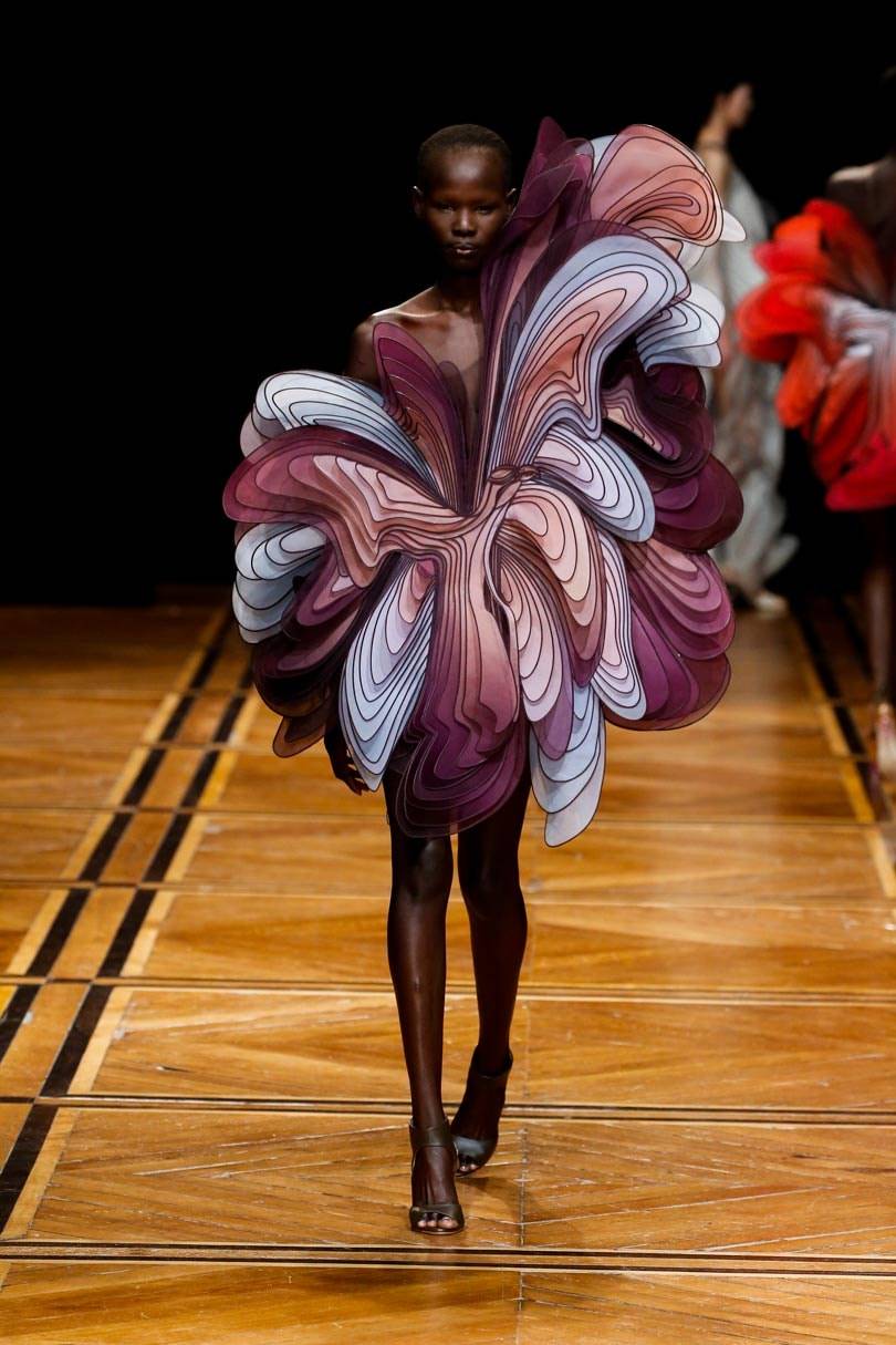 Kijken: De kleurrijke haute couture collectie van Iris van Herpen