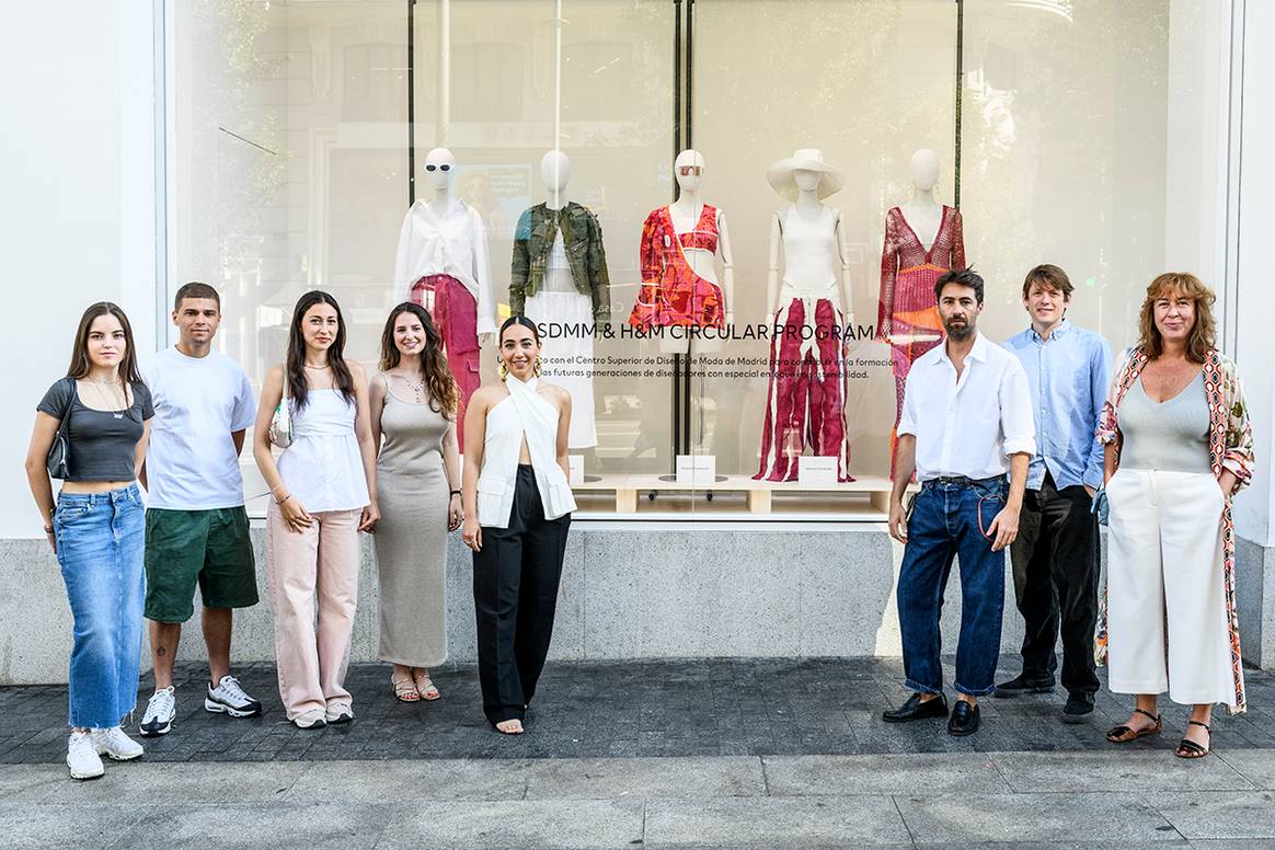 Créditos: Fotografía de familia con los alumnos ganadores de la última edición del programa “CSDMM & H&M Circular Program”. Fotografía de cortesía.