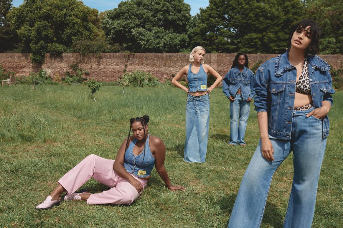 Auf diesem Bild sieht man alle Arten von Jeans-Kleidungsstücken: Nicht nur Jeans, sondern auch eine Jeansjacke, eine Jeansweste und einen Jeansrock. Bild: Levi's® x GANNI Kollaboration via Finally Comunicaciones PR.