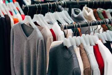 Kleding stuwt inflatie in februari weer omhoog