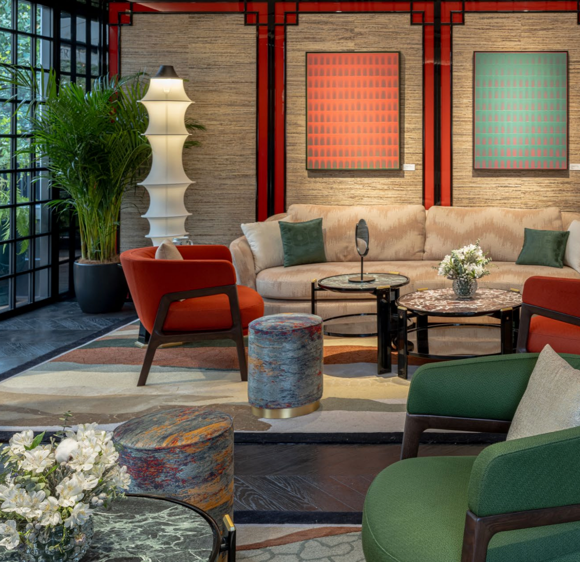 Werke des chinesischen Künstlers Peng Yong schmücken die Wände der zweiten Lounge.