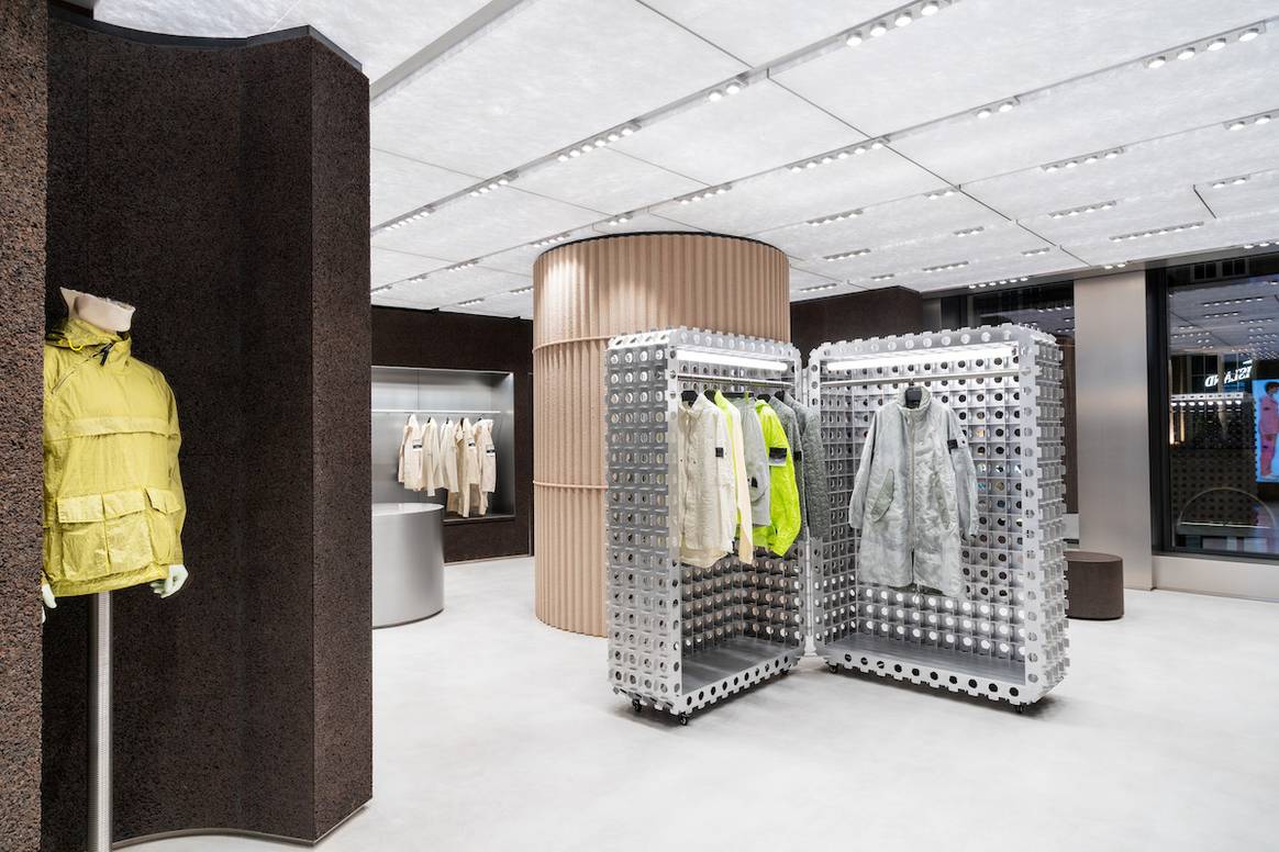 „Einzigartige Designdetails“: Die Aluminiumvitrine von Elvis Wesley im Münchener Store von Stone Island