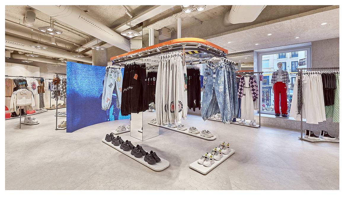 Photo Credits: Interior de la nueva flagship store Bershka Preciados. Cortesía de Bershka
