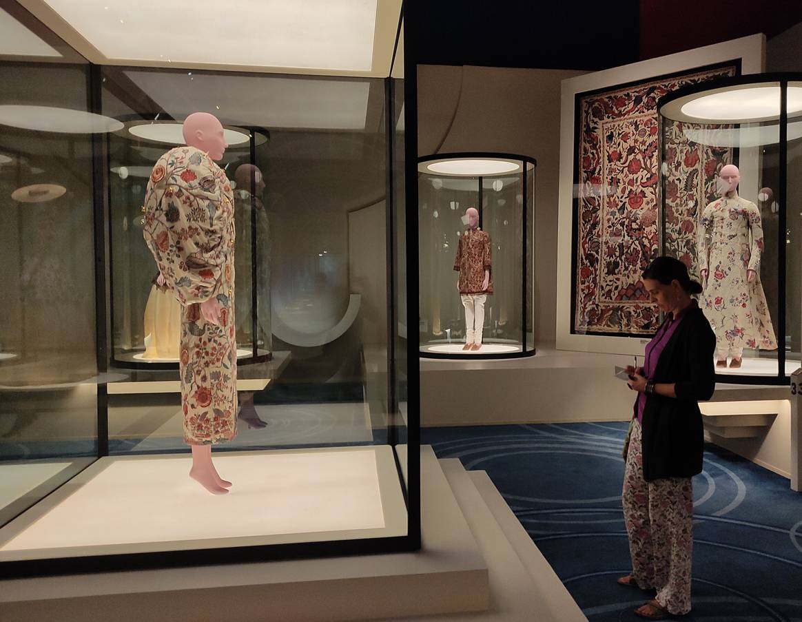 Hand-embroidered chintz slit dress with balloon sleeves by Indian designer Rahul Mishra, commissioned for “India in Fashion”, March 2023. Floral patterns like the ones popularised centuries ago are still in vogue as these visitor’s pants from British retailer Marks and Spencer show. Image: Sumit Suryawanshi for FashionUnited.