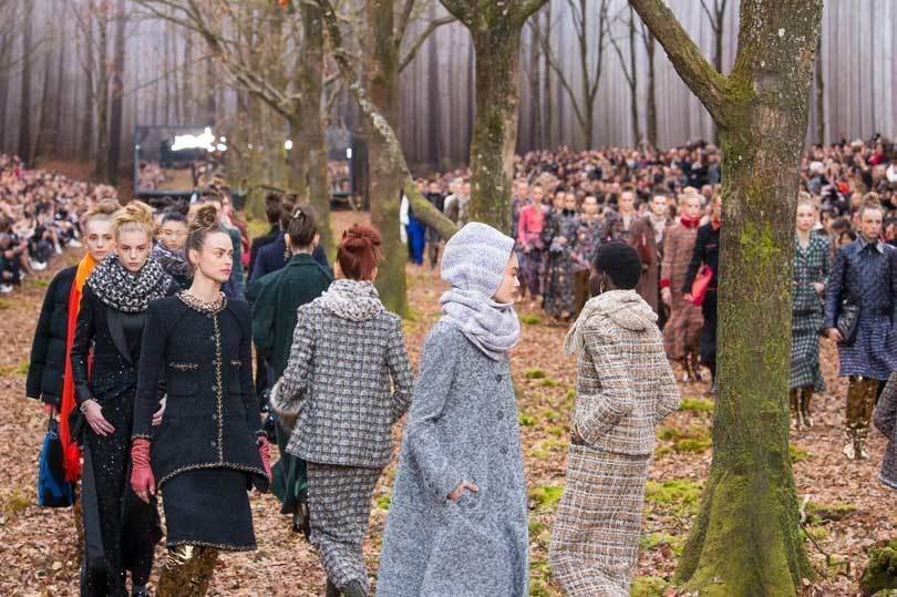 Модный дом Chanel показал новую коллекцию в лесу