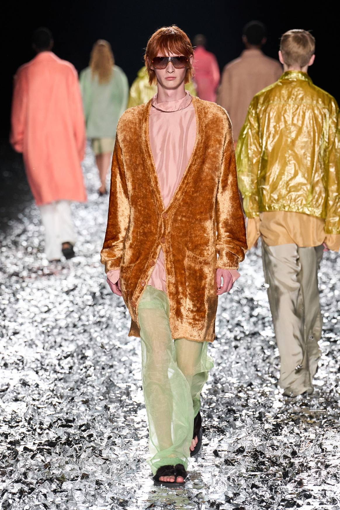 Dries Van Noten, colección moda-hombre para la temporada Primavera/Verano 2025.