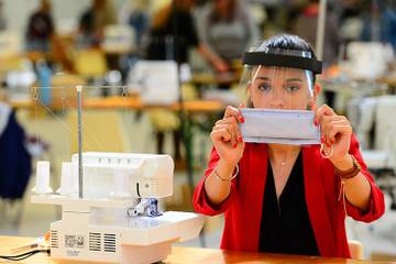 Une "usine à masques" pensée en trois jours lève une armée de couturières en Gironde 